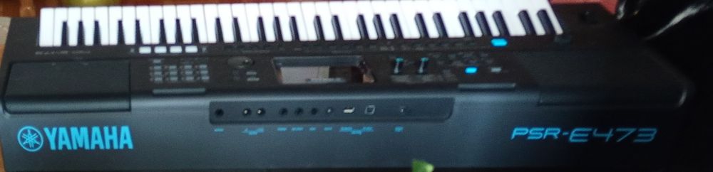 Vând Yamaha PSR E-473