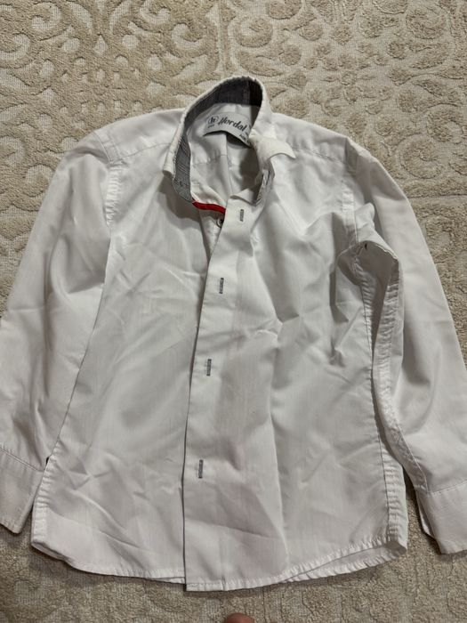 белая рубашка на 4-6 лет.