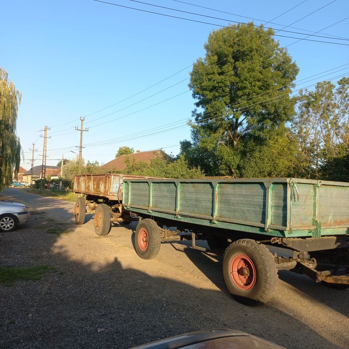 Vand remorci doua bucăți