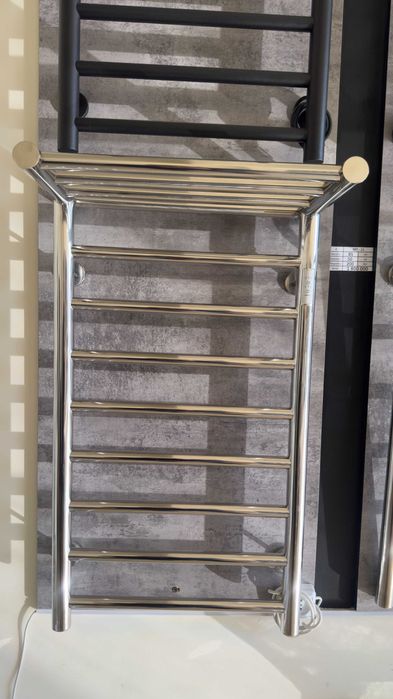 Полотенцесушитель с большой полочкой от производителя.