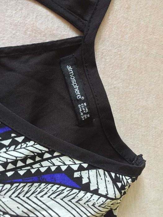 tricou scurt cu decupaj la spate