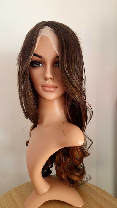 Парти тъмно кафява синтетична перука с руси кичури , на път, 65 см