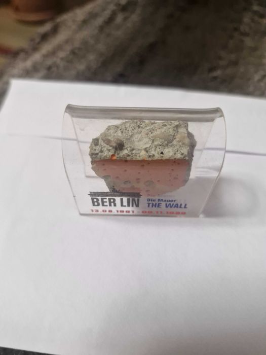 Продава се камъче от Берлинската стена
