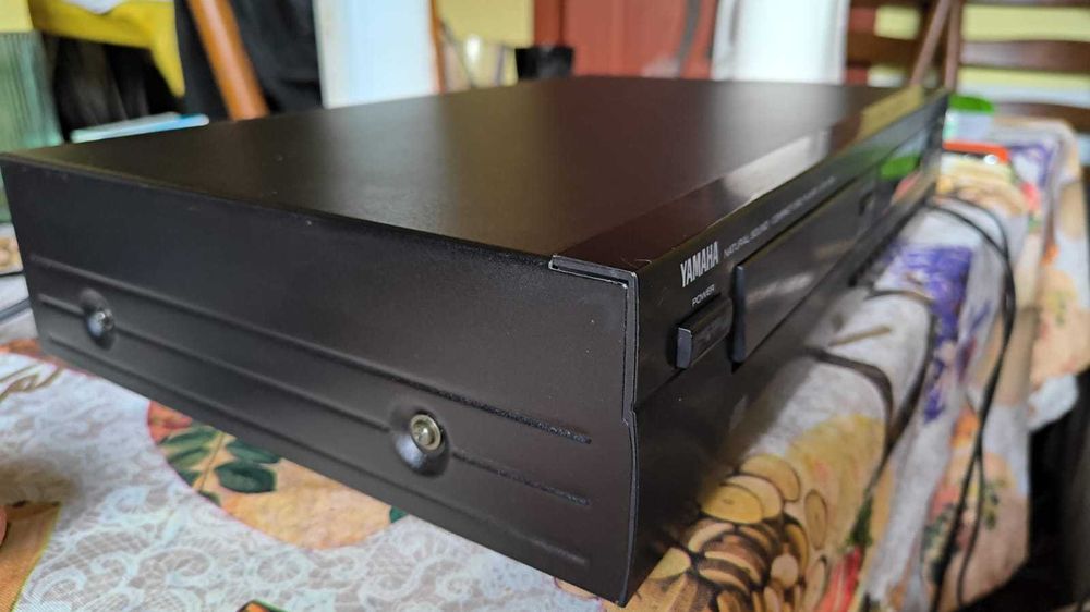 CD player Yamaha CDX-390
