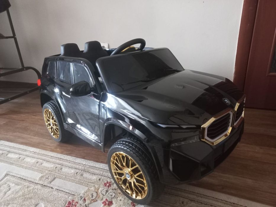 Машинка электромобиль