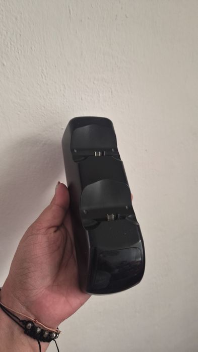 PS4,încărcător manete si 1 maneta