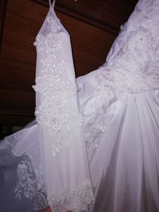 Свадебное платье! Фата, перчатки в подарок!