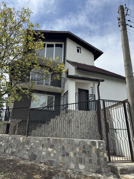 Триетажна къща във вилна зона Стожера на село Драговищица до град Костинброд. На 14 километра (20 минути) от София.