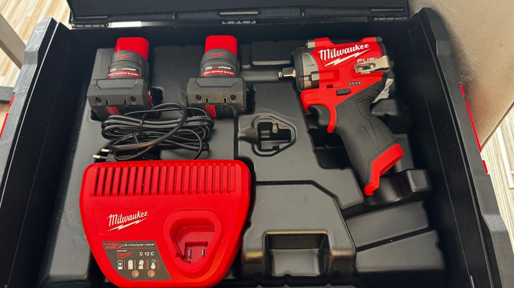 Комплект винтоверт,гайковерт и фенер Milwaukee M12