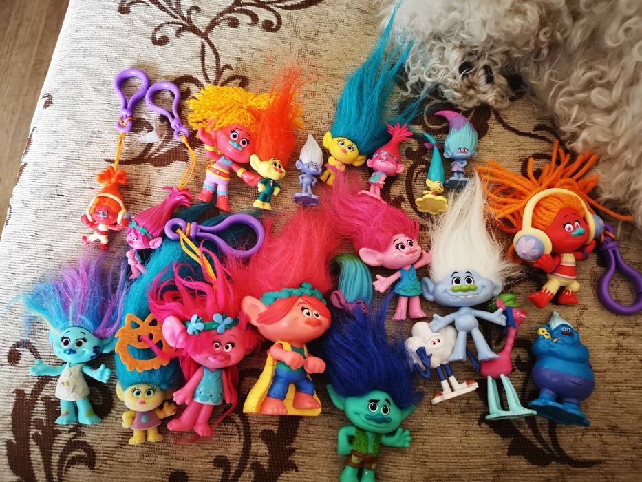 Колекция от фигури на тролчета