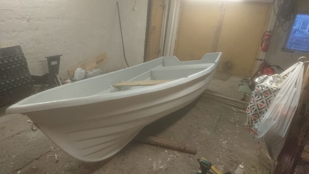 Продават се два модела гребни лодки