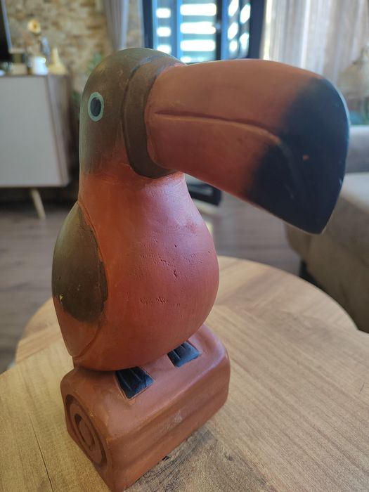 Дървена фигура на папагал.