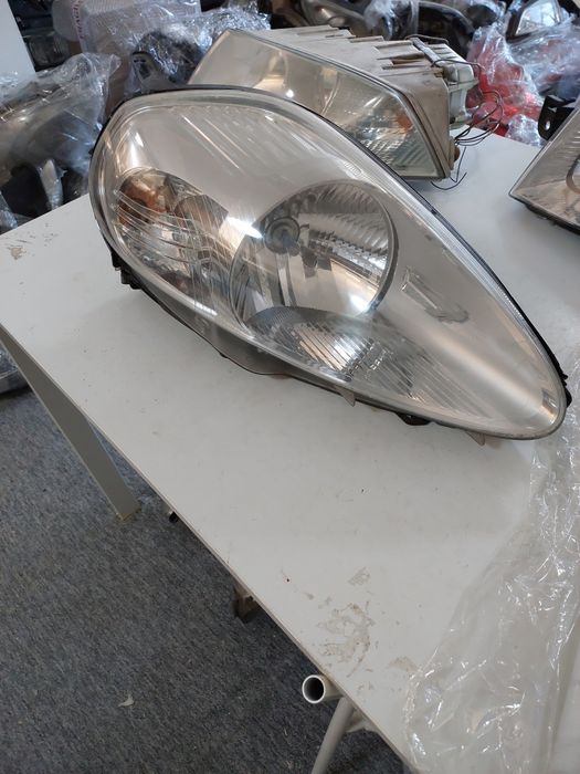 Far dreapta stanga Fiat Punto european