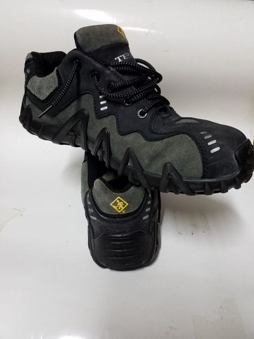 Рабочие ботинки .