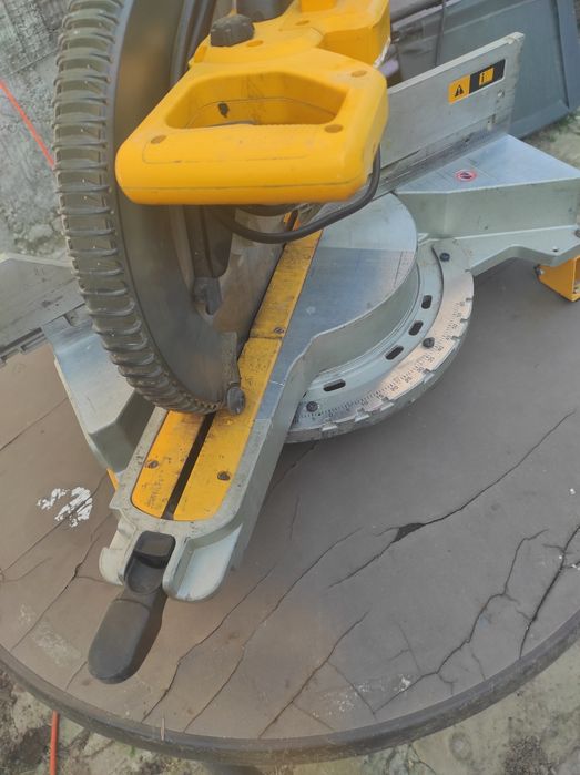 Dewalt  circular de unghi lemn