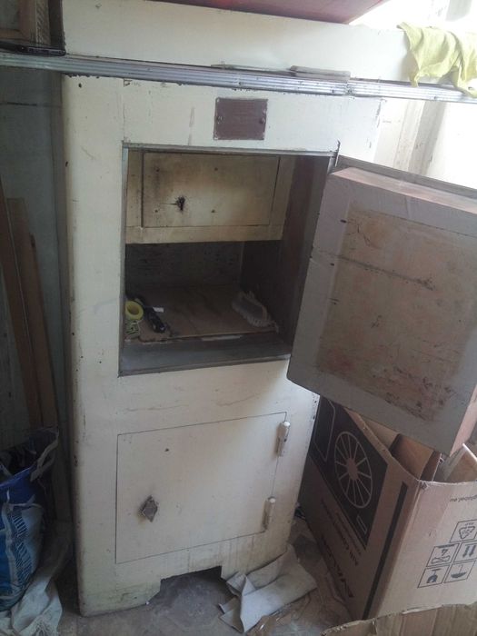 продаётся 2  несгораемый сейфа