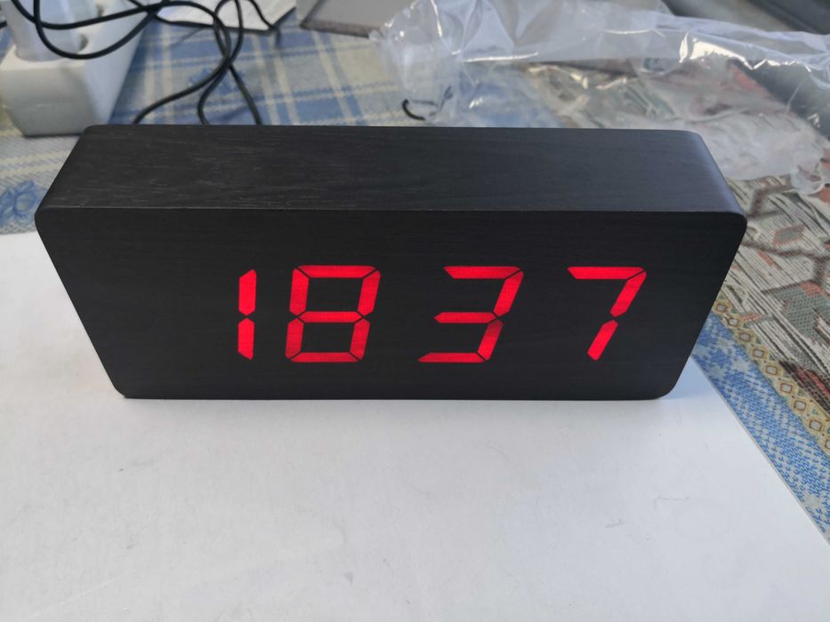 Ceas electronic imitatie lemn maro sau negru mare
