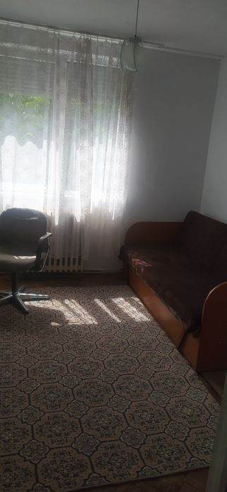 Închiriez apartament 3 camere in Carpați 1