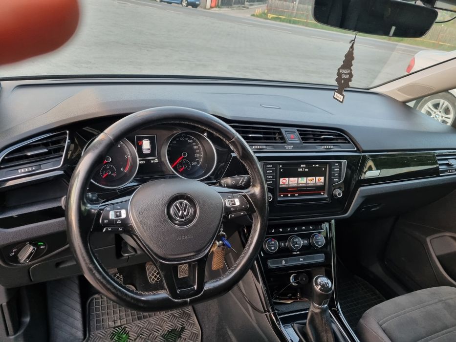 Volkswagen Touran Highline 2.0 TDI 150 CP 2016 – Full LED, Distronic, Webasto, Istoric complet, Fără investiții