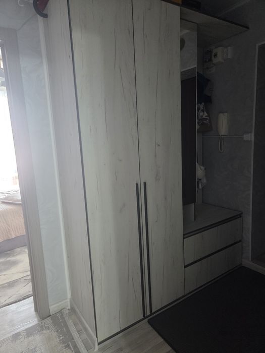 Продам б/у прихожую.
