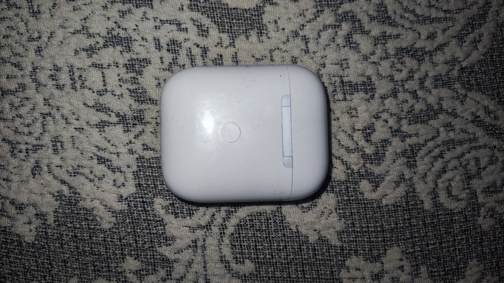 Наушники Apple AirPods with Wireless Charging Case белый