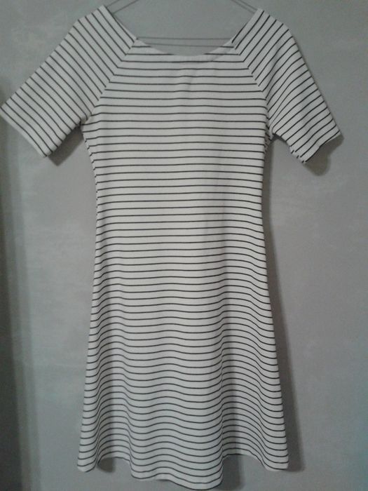 Рокля Zara на бели и черни райета