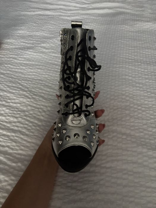 Токчета Dr. Martens Yasmin Spike Studded чисто нови неносени,но без кутия купувани от америка. Размер 37.