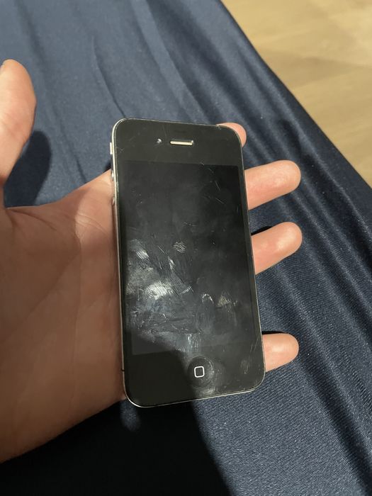 Iphone 4 cu Icloud pe el