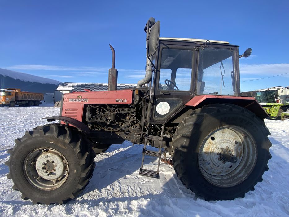 Продам трактор 1221