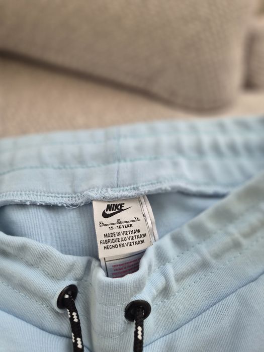 Спортен екип NIKE р-р15-16г.