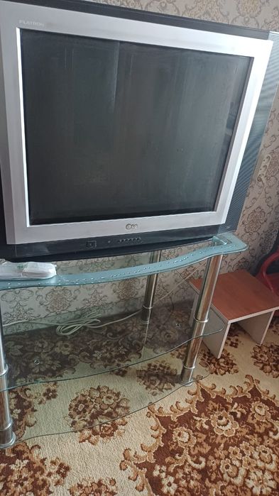 Телевизор и тумба