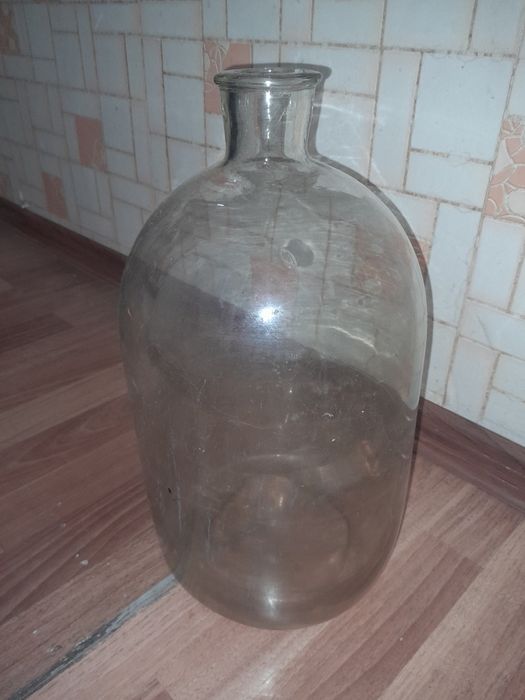 Продаю стеклянные бутыли 10л и 15л