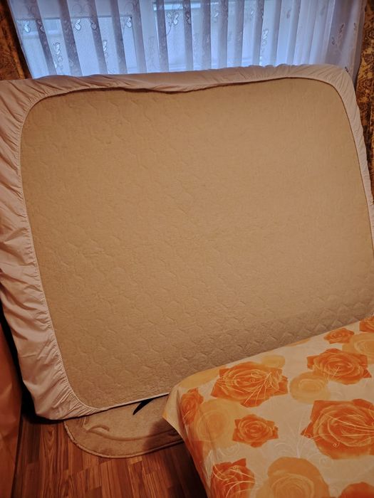 Vând pat dormitor cu saltea separat  500 lei patul și 500 lei salteaua