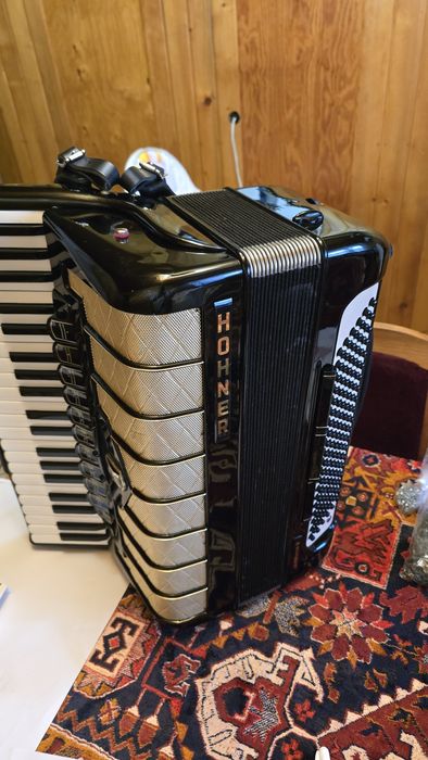 Акордеон Хонер император 4 120 баса с акустична кутия