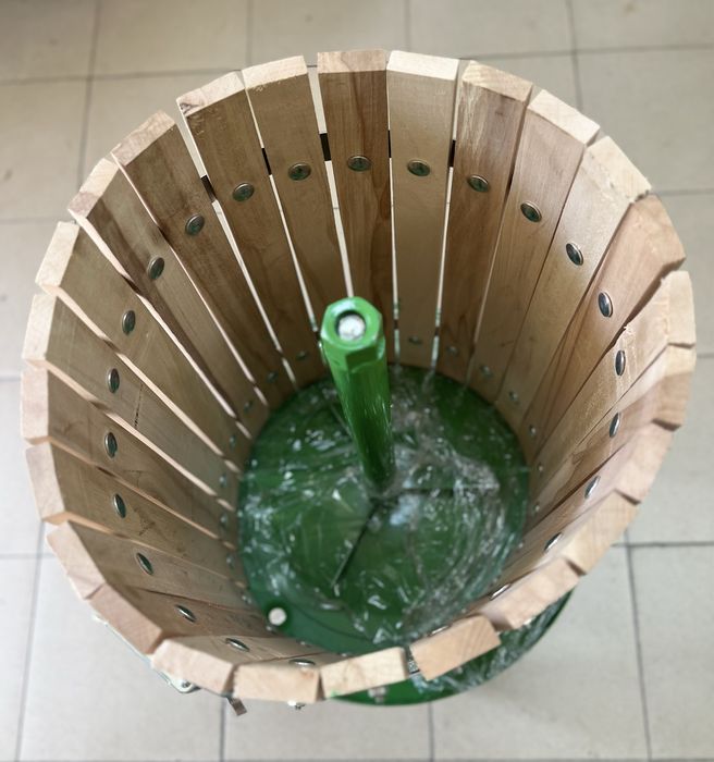 Преса за грозде българско производство/39л/.Размер на коша-35/45 см