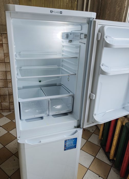 Хладилник с фризер Indesit NCAA 55 228л.