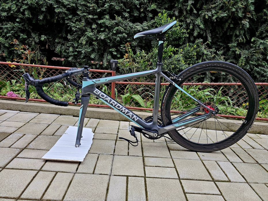 Cursieră carbon Boardman C7 - 7 kg • roată carbon 40mm • Tiagra 2x10