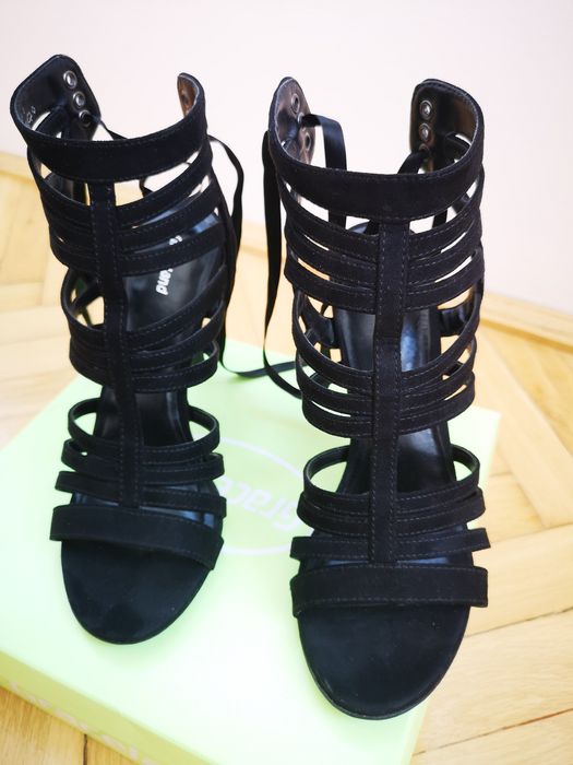 Sandale negre cu snur