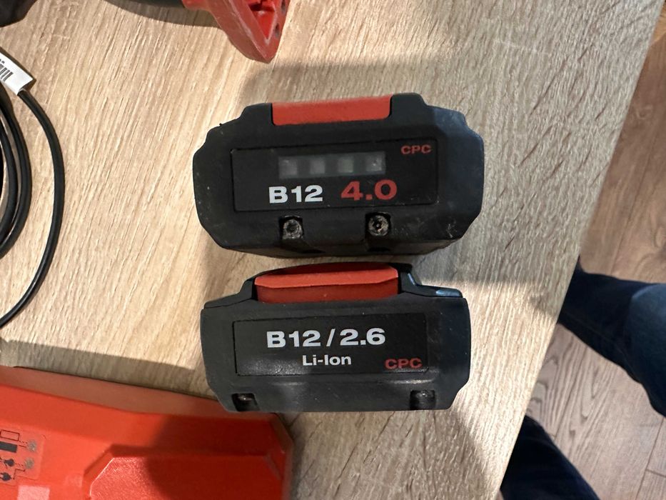 Hilti- батерии и зарядно  12V