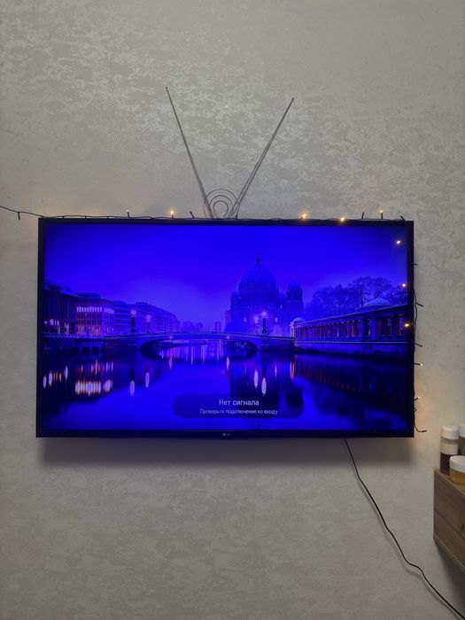 Телевизор черный 125см