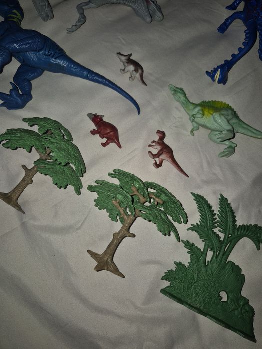 Set figurine dinozauri și vegetație de jucărie