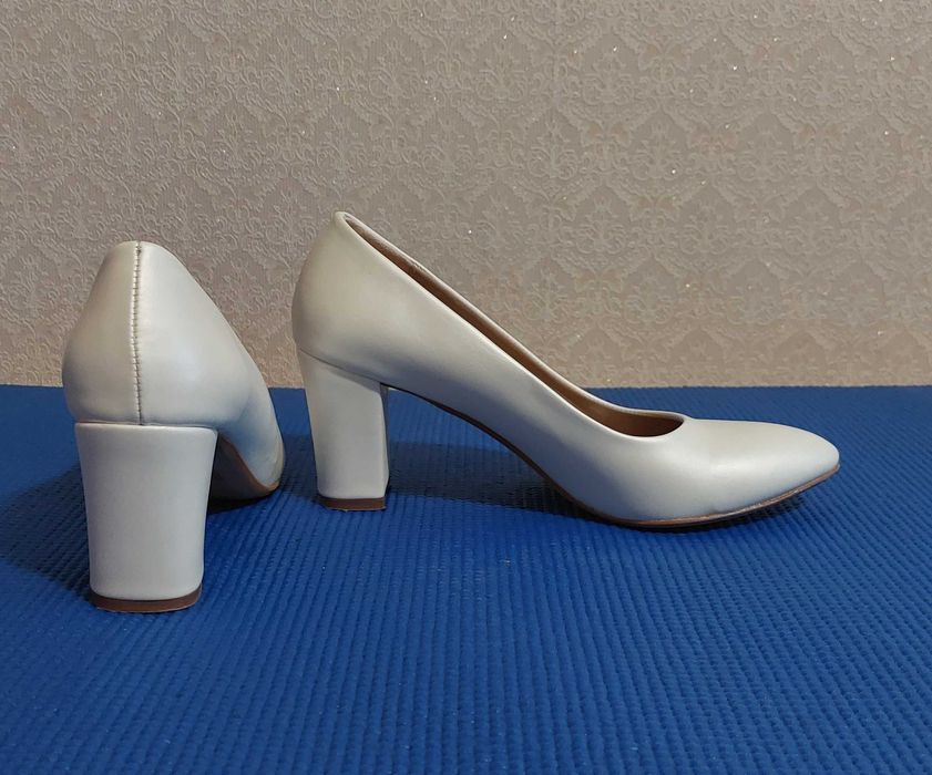 Дамски обувки, официални. Използвани само веднъж. Размер 40