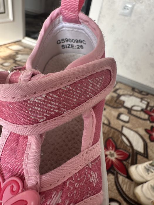 Шикарные босоножки розового цвета,для каждой малюсенькой принцесски!