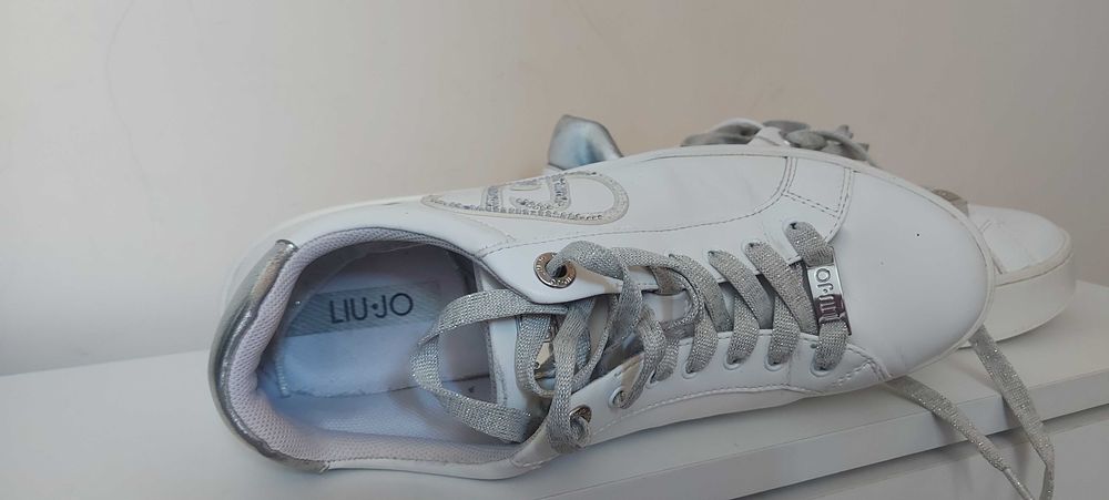 Liu Jo Спортни обувки от кожа с декоративни камъни, Бял