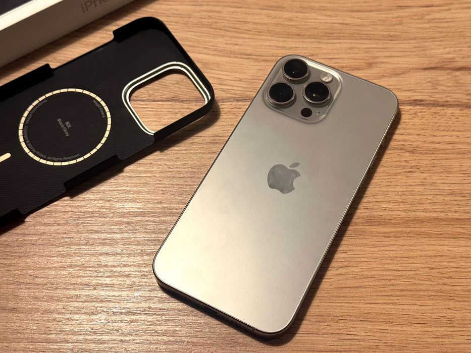 iPhone 16 Pro Max - 256GB - Natural Titanium + 2 кейса