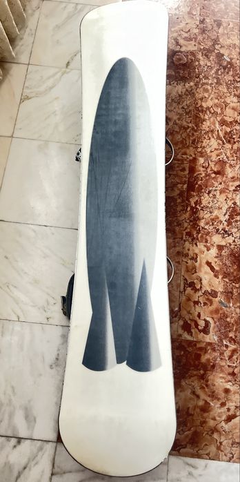 Snowboard cu tot cu legaturi.