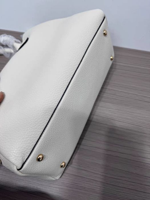 Женская сумка цвета айврори