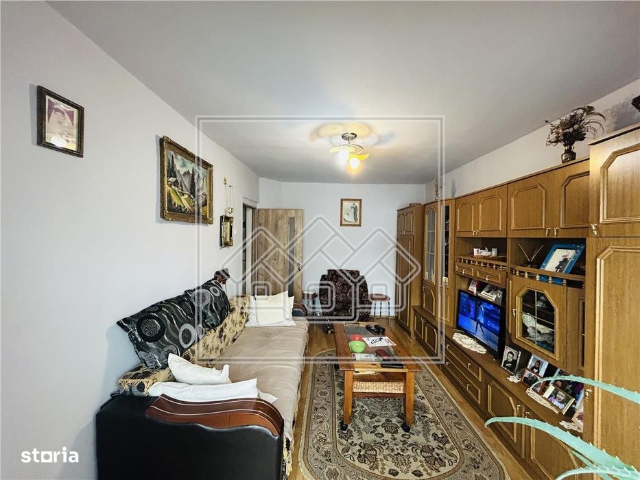 Ap decomandat, cu 2 camere, balcon, etaj intermediar - M. Viteazu — fotografia 1