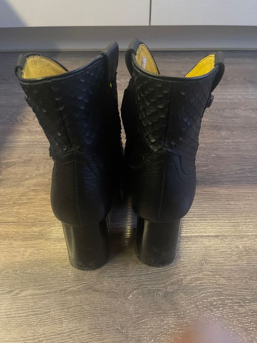 Продавам дамски боти от естествена кожа