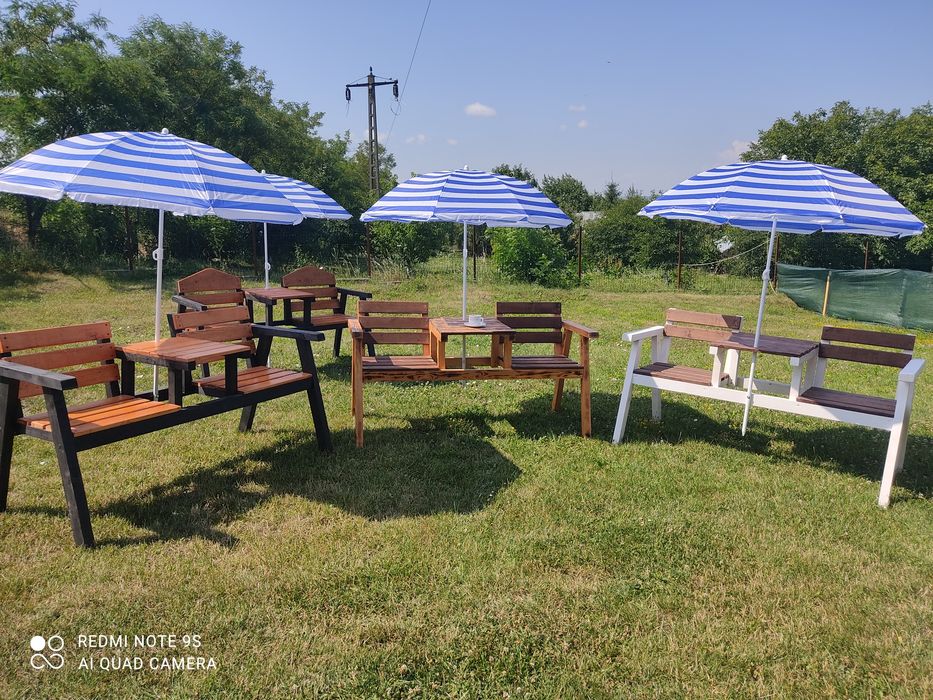 Bancă de grădină sau terasă cu masă si cu umbrelă